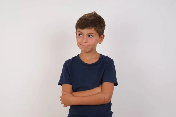 Joyeux Positif Beau Garçon Enfant Portant Shirt Décontracté Debout Sur — Photo