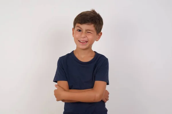 Съемка Положительного Кокетливого Красивого Мальчика Повседневной Футболке Стоящей Изолированном Белом — стоковое фото