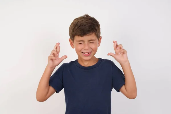 Menino Bonito Positivo Vestindo Camiseta Casual Sobre Fundo Branco Isolado — Fotografia de Stock