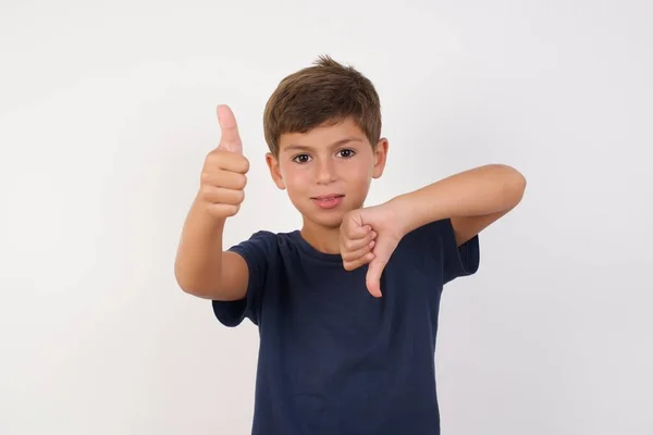 Menino Bonito Vestindo Shirt Casual Sobre Fundo Branco Isolado Mostrando — Fotografia de Stock