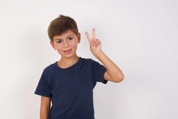 Bellissimo Ragazzo Che Indossa Una Shirt Casual Piedi Uno Sfondo — Foto Stock