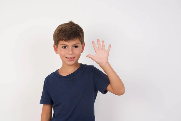 Hermoso Niño Con Camiseta Casual Pie Sobre Fondo Blanco Aislado —  Fotos de Stock