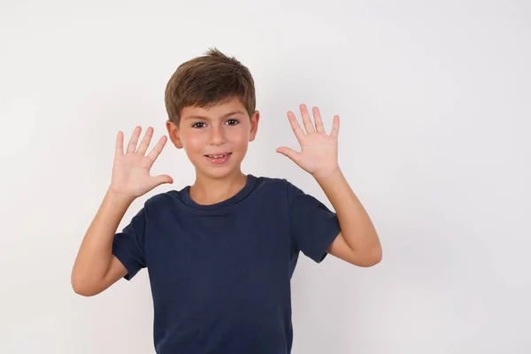 Mooie Jongen Draagt Casual Shirt Staan Geïsoleerde Witte Achtergrond Tonen — Stockfoto