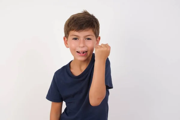 Hermoso Niño Con Una Camiseta Casual Pie Sobre Fondo Blanco —  Fotos de Stock