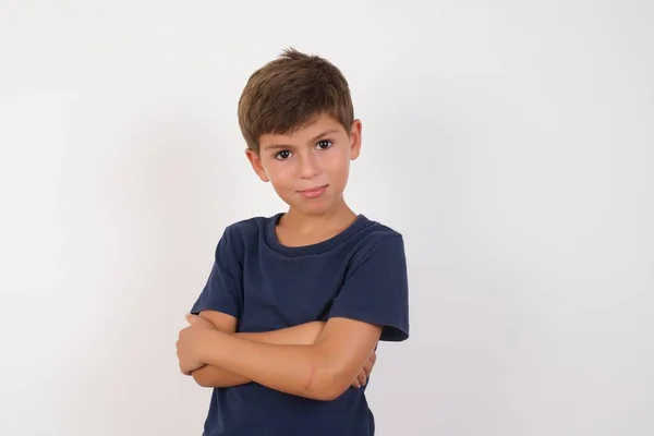 Vacker Pojke Bär Casual Shirt Stående Över Isolerad Vit Bakgrund — Stockfoto