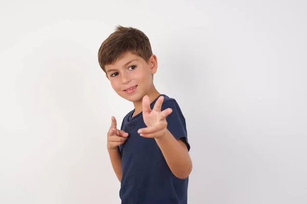 Alegre Carismático Hermoso Niño Usando Una Camiseta Casual Pie Sobre —  Fotos de Stock