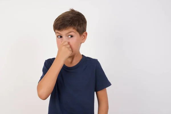 Hermoso Niño Con Camiseta Casual Pie Sobre Fondo Blanco Aislado —  Fotos de Stock