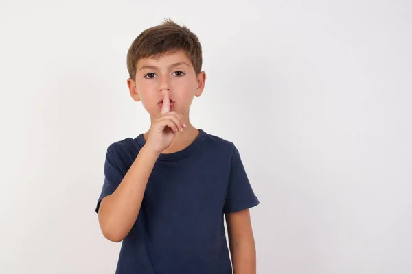 Menino Bonito Vestindo Camiseta Casual Sobre Fundo Branco Isolado Pedindo — Fotografia de Stock