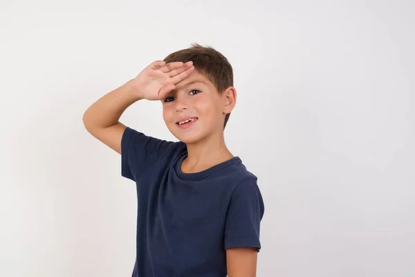 Hermoso Niño Con Camiseta Casual Pie Sobre Fondo Blanco Aislado — Foto de Stock