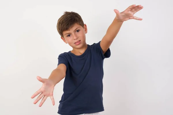 Hermoso Niño Con Una Camiseta Casual Pie Sobre Fondo Blanco —  Fotos de Stock