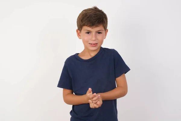 Hermoso Niño Con Camiseta Casual Pie Sobre Fondo Blanco Aislado —  Fotos de Stock