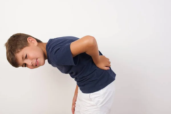 Beau Garçon Enfant Portant Shirt Décontracté Debout Sur Fond Blanc — Photo