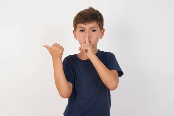 Hermoso Niño Con Una Camiseta Casual Pie Sobre Fondo Blanco —  Fotos de Stock