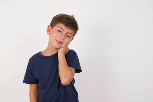 Hermoso Niño Usando Camiseta Casual Pie Sobre Fondo Blanco Aislado —  Fotos de Stock