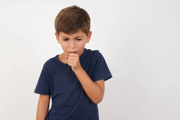 Menino Bonito Vestindo Camiseta Casual Sobre Fundo Branco Isolado Sentindo — Fotografia de Stock