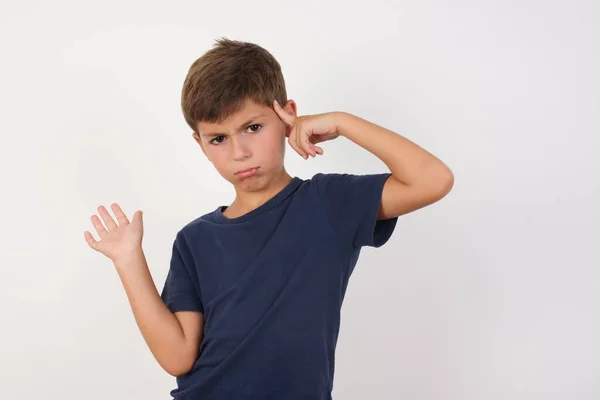 Hermoso Niño Con Camiseta Casual Pie Sobre Fondo Blanco Aislado —  Fotos de Stock