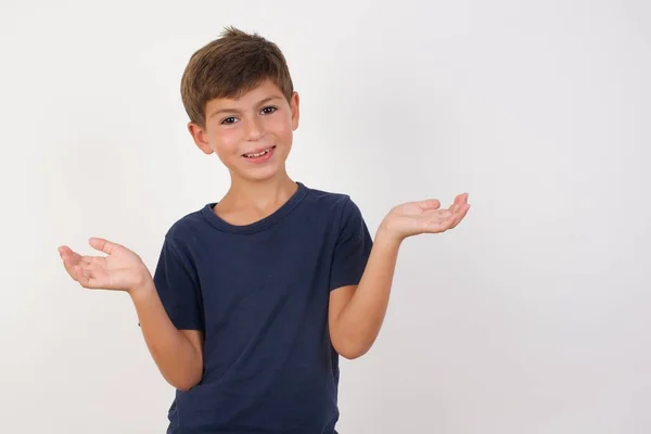 Joyeux Joyeux Optimiste Beau Garçon Enfant Portant Shirt Décontracté Debout — Photo