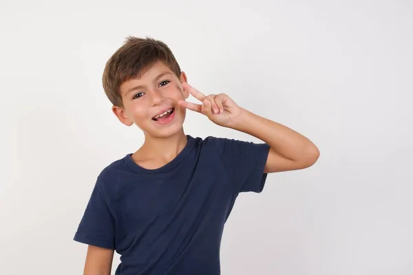 Schöner Junge Lässigem Shirt Vor Isoliertem Weißem Hintergrund Friedenssymbol Mit — Stockfoto