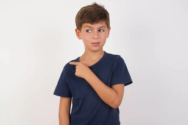 Menino Bonito Vestindo Camiseta Casual Sobre Fundo Branco Isolado Apontando — Fotografia de Stock