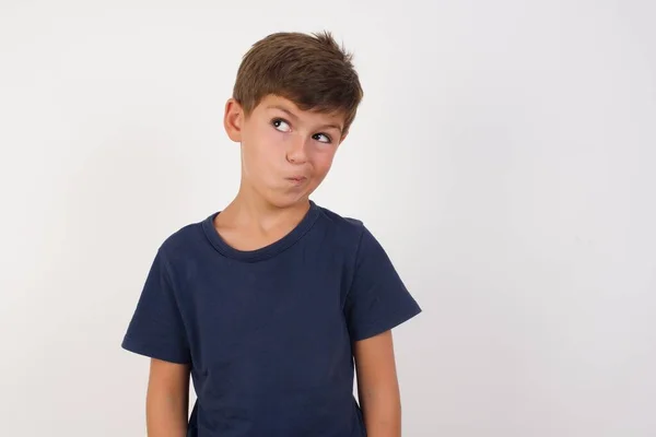 Hermoso Niño Con Camiseta Casual Pie Sobre Fondo Blanco Aislado —  Fotos de Stock