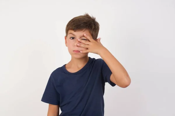 Hermoso Niño Con Camiseta Casual Pie Sobre Fondo Blanco Aislado — Foto de Stock