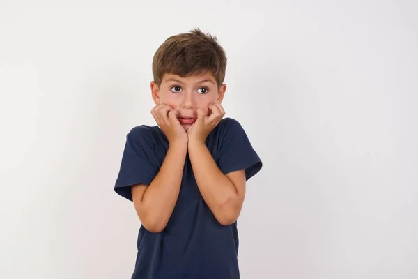 Foto Niño Hermoso Temeroso Que Usa Camiseta Casual Que Está — Foto de Stock