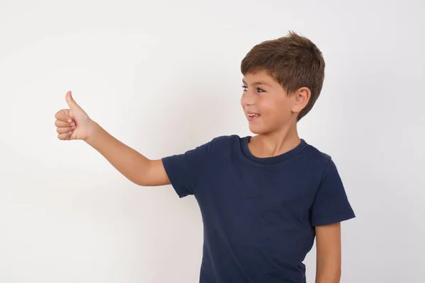 Menino Bonito Vestindo Shirt Casual Sobre Fundo Branco Isolado Olhando — Fotografia de Stock