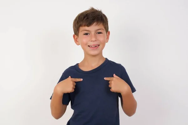 Mooie Jongen Draagt Casual Shirt Staan Geïsoleerde Witte Achtergrond Wijst — Stockfoto