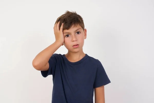 Atractivo Avergonzado Hermoso Niño Con Una Camiseta Casual Pie Sobre — Foto de Stock