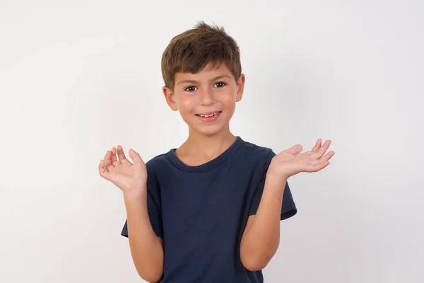 Empört Schöne Junge Mit Lässigem Shirt Vor Isoliertem Weißen Hintergrund — Stockfoto