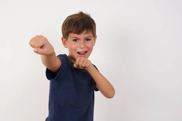 Retrato Niño Hermoso Fuerte Determinado Usando Una Camiseta Casual Pie —  Fotos de Stock