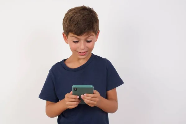 Hermoso Niño Con Camiseta Casual Pie Sobre Fondo Blanco Aislado —  Fotos de Stock