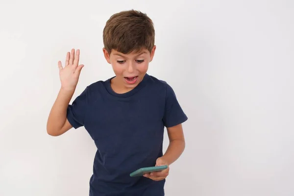 Menino Bonito Vestindo Camiseta Casual Sobre Fundo Branco Isolado Segurando — Fotografia de Stock