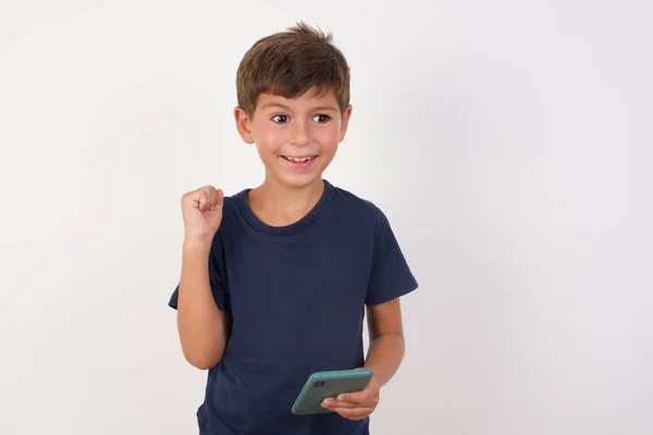 Hermoso Niño Con Camiseta Casual Pie Sobre Fondo Blanco Aislado —  Fotos de Stock