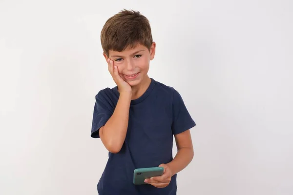 Menino Bonito Vestindo Shirt Casual Sobre Fundo Branco Isolado Segurando — Fotografia de Stock