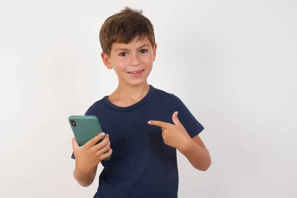 Menino Bonito Vestindo Camiseta Casual Sobre Fundo Branco Isolado Segurando — Fotografia de Stock