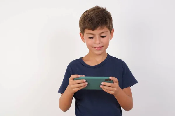 Retrato Primer Plano Del Hermoso Niño Usando Una Camiseta Casual —  Fotos de Stock