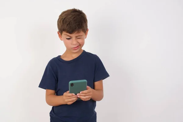 Hermoso Niño Con Camiseta Casual Pie Sobre Fondo Blanco Aislado —  Fotos de Stock