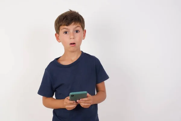 Chocado Menino Bonito Vestindo Shirt Casual Sobre Fundo Branco Isolado — Fotografia de Stock