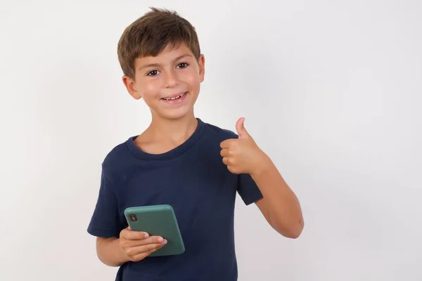 Hermoso Niño Con Una Camiseta Casual Pie Sobre Fondo Blanco —  Fotos de Stock