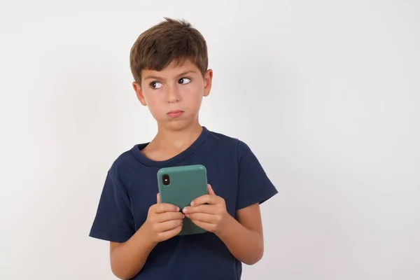 Hermoso Niño Con Camiseta Casual Pie Sobre Fondo Blanco Aislado —  Fotos de Stock