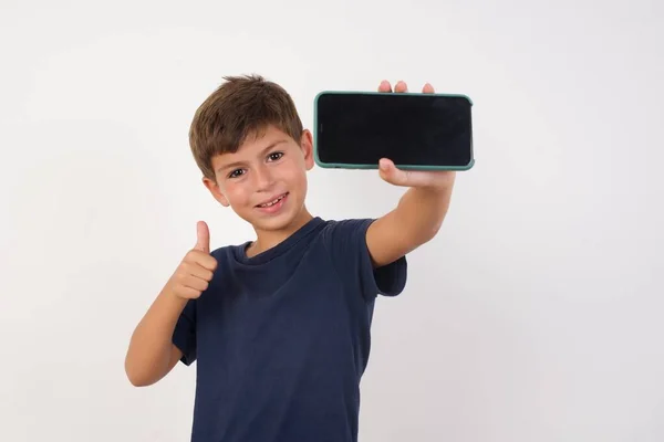 Hermoso Niño Con Camiseta Casual Pie Sobre Fondo Blanco Aislado —  Fotos de Stock