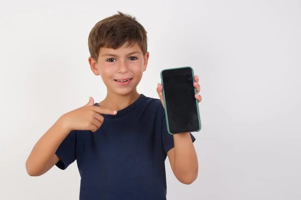 Hermoso Niño Con Camiseta Casual Pie Sobre Fondo Blanco Aislado — Foto de Stock