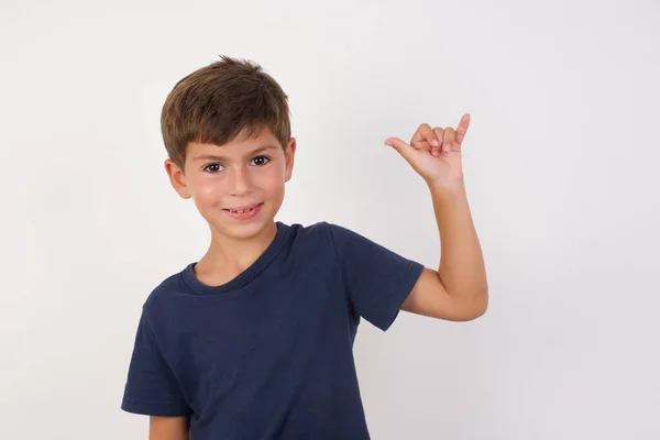 Schöner Kleiner Junge Lässigem Shirt Der Vor Isoliertem Weißem Hintergrund — Stockfoto