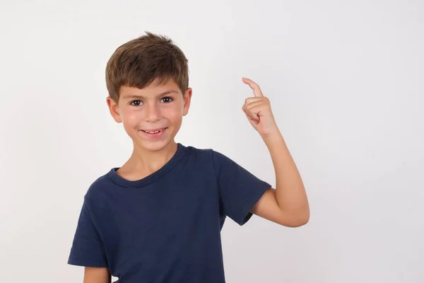 Menino Bonito Vestindo Camiseta Casual Sobre Fundo Branco Isolado Apontando — Fotografia de Stock