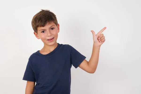 Hermoso Niño Con Camiseta Casual Pie Sobre Fondo Blanco Aislado —  Fotos de Stock