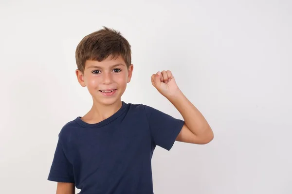 Güzel Çocuk Günlük Tişört Giyiyor Beyaz Arka Plan Üzerinde Duruyor — Stok fotoğraf
