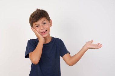 İzole edilmiş beyaz arka planda duran günlük tişört giyen güzel çocuk indirimli fiyatlarda indirim öneriyor.