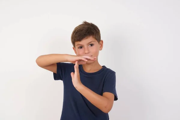 Hermoso Niño Con Camiseta Casual Pie Sobre Fondo Blanco Aislado —  Fotos de Stock