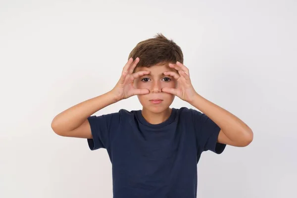 Hermoso Niño Con Camiseta Casual Pie Sobre Fondo Blanco Aislado — Foto de Stock